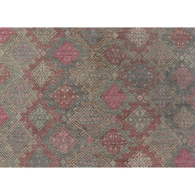 Early 20th Century Turkish Vintage Kilim Rug With Colors of Tan and Pinks For Sale - Image 5 of 9
