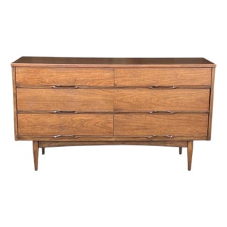 Mid-Century Modern Walnut 6-Drawer Credenza With Integrated Wood Pulls For Sale