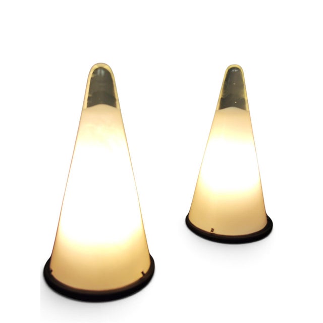 Specifications The brand This pair of Gusto Tosso table lamps, produced by Leucos in 1977, represents a striking example...