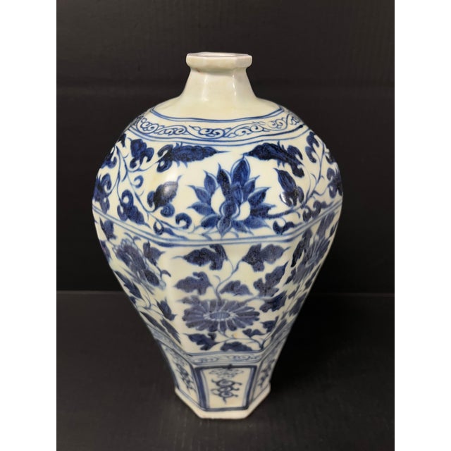 Late 20th Century Chinese Art Porcelain Blue and White Mei Ping Shape Vase With Floral Design For Sale - Image 4 of 10