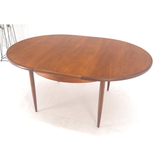 Late 20th Century Danish Modern Round Teak Dining Table w/ 18" Pop Up Hide Away Leaf MINT For Sale - Image 6 of 15