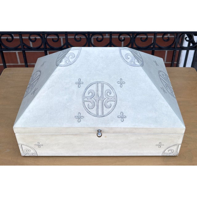 Modern Minton Spidell Ivory Lacquer Pyramid Form Table Box For Sale - Image 3 of 6