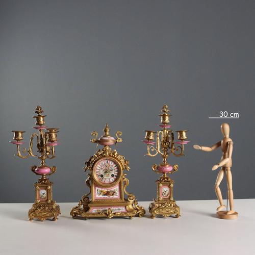Triptych clock in gilt bronze and porcelain with plant motifs. The porcelain pieces feature refined paintings of bouquets...
