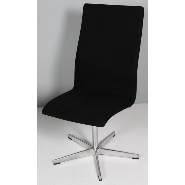 Fritz Hansen Oxford Chairs in Wool by Arne Jacobsen, Set of 2 For Sale - Image 4 of 8
