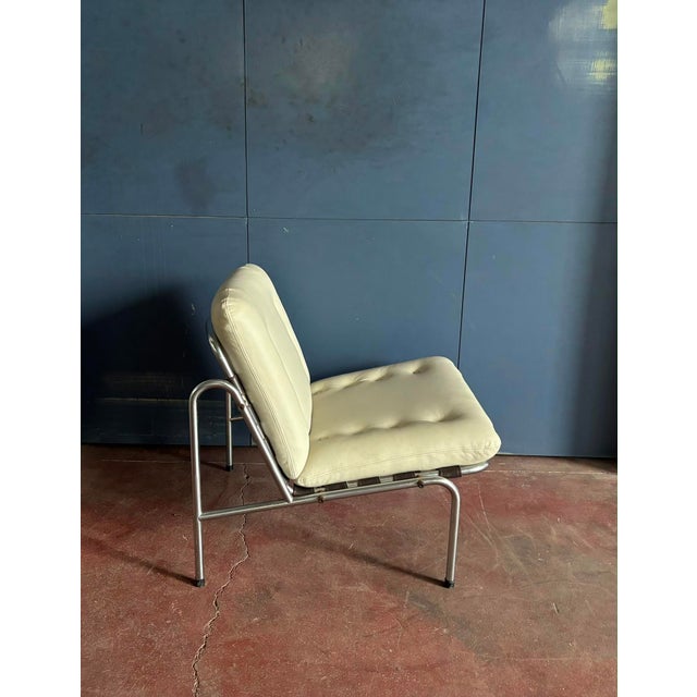 A beautiful, rare lounge chair with a chromed steel base and beige colored leather upholstery. The Kyoto SZ07 lounge chair...
