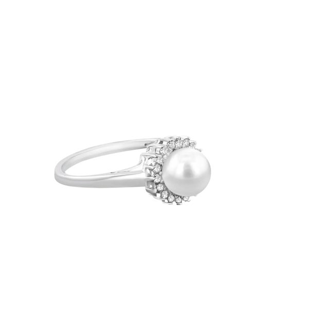 Contemporary Freshwater Pearl & Diamond Halo Ring, Size 7 For Sale - Image 3 of 3