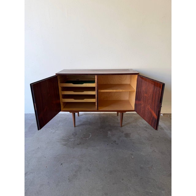 Mid-Century Modern Poul Hundevad Rosewood Sideboard - Danish Mid Century Modern Cabinet 1960s For Sale - Image 3 of 10