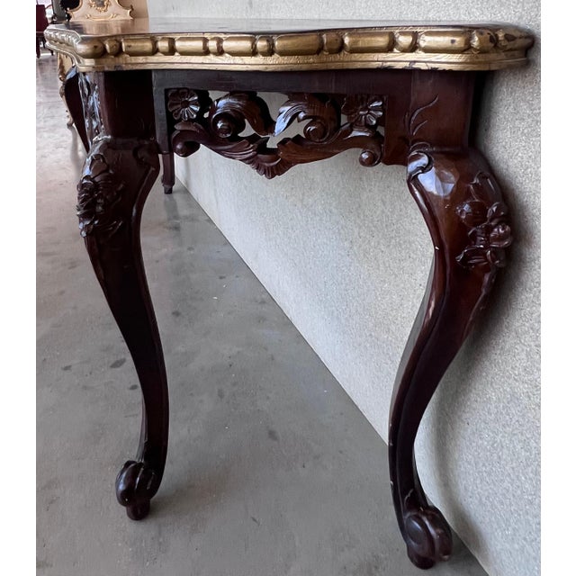 French Early 20th Century Large French Regency Carved Walnut Console Table with Gilted Edges For Sale - Image 3 of 18