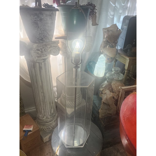 Vintage Hollywood Regency Faceted Hexagonal Lucite Table Lamps - Pair For Sale - Image 4 of 4