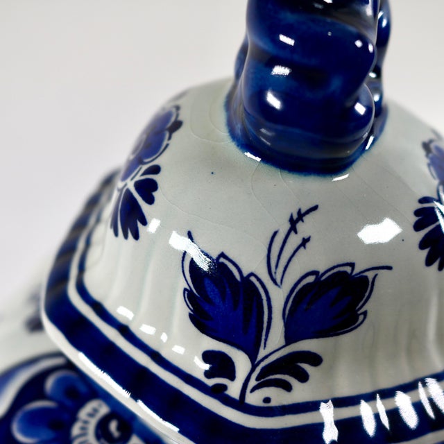Delft Blue & White Lidded Ginger Jar Urn With Lion Finial From Holland For Sale - Image 9 of 10