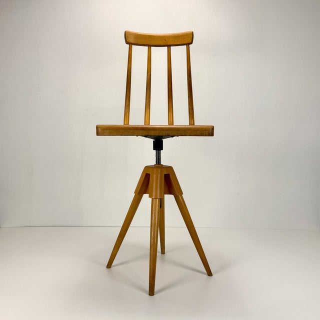 seat height can be adjusted between 46 and 53 cm