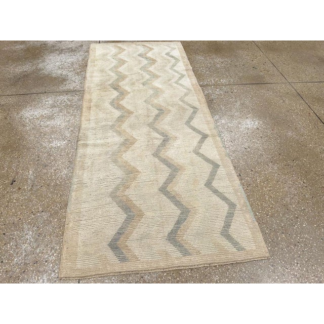 Galerie Shabab Collection Mid-20th Century Turkish Anatolian Throw Rug For Sale In New York - Image 6 of 8