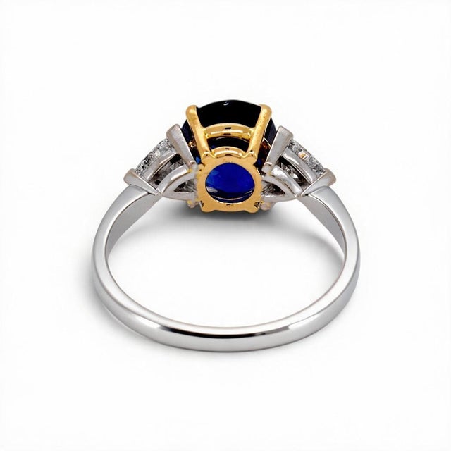 Vintage 18k Gold Trilogy Ring — 3.55ct Unheated Vivid Blue Madagascar Sapphire, Size 7 For Sale - Image 6 of 6