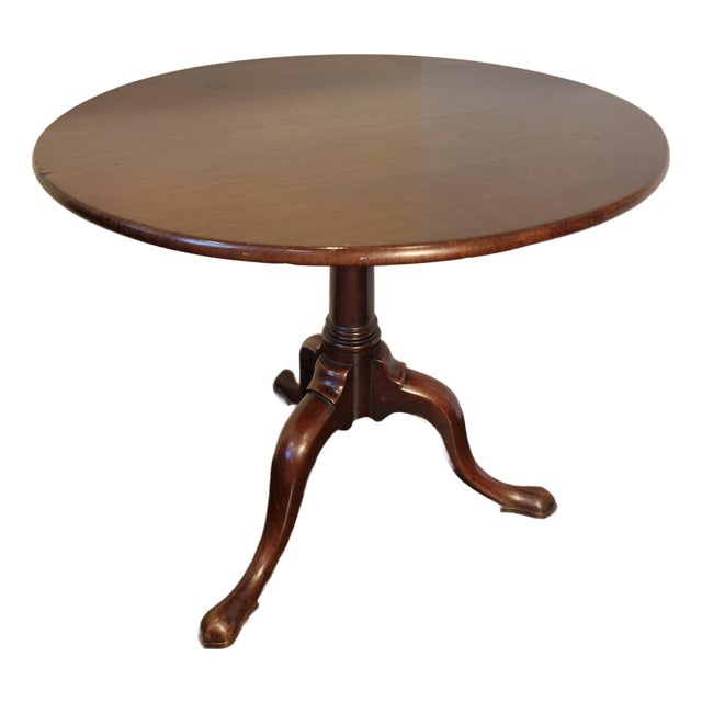 1770s English Georgian Tilt Top Round Pedestal Table For Sale
