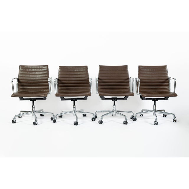 Mid-Century Modern Set of 4 Eames Thin Pad Office Chairs for Herman Miller, Brown Leather Aluminum Group For Sale - Image 3 of 16