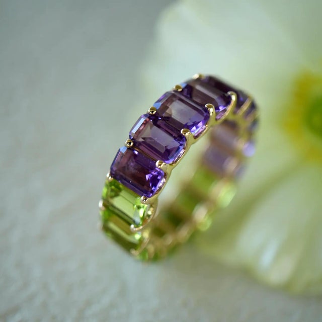 Kai Fine Jewelry Kai Emerald-Cut Amethyst & Peridot Duo Eternity Ring in 14k Solid Gold, size 8 For Sale - Image 4 of 6