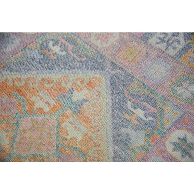 This modern Turkish Oushak rug is a stunning piece of art that has been handwoven using traditional techniques by skilled...
