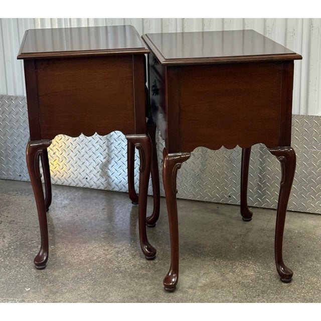 Chippendale Hickory White “American Masterpiece” Georgian End Tables / Nightstands For Sale - Image 3 of 12