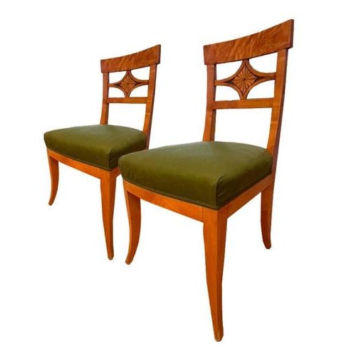 Set of 2 identical Biedermeier chairs Weimar around 1820. Birch partially veneered on a softwood body. Back shield with...