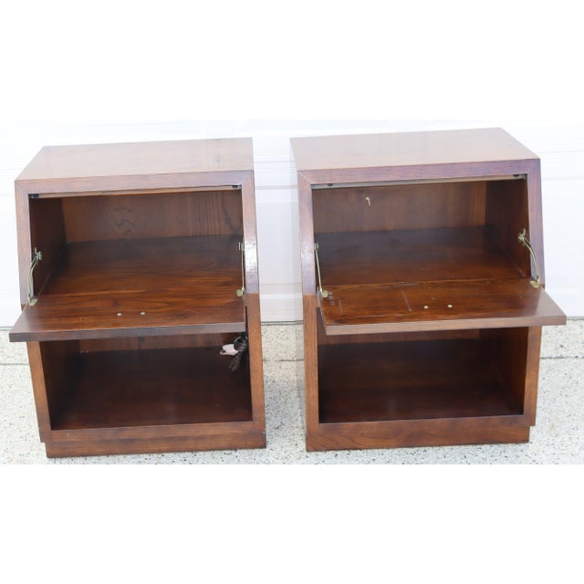 Henredon Pair of Vintage Henredon Campaign-Style Nightstands/End Tables For Sale - Image 4 of 10