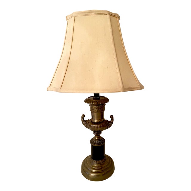Neoclassical Vintage Trophy Cup Urn Style Bronze & Black Lamp Excellent Condition For Sale