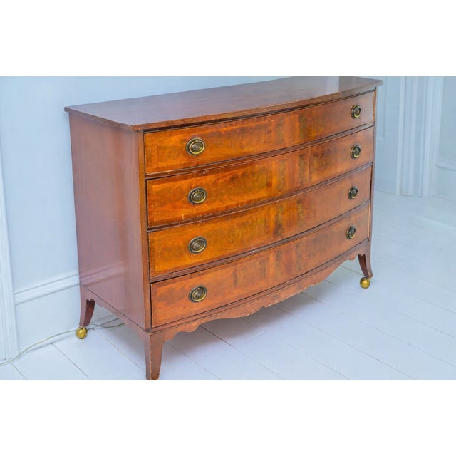 Traditional 1940s Bow Front Flame Mahogany Dresser & Highboy | Attributed to Drexel Heritage | Georgian Revival Bedroom Suite (Pair) For Sale - Image 3 of 14