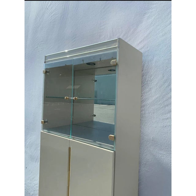 1970s 1970s Lit Laminate and Brass Display Cabinet Attributed to Milo Baughman For Sale - Image 5 of 12
