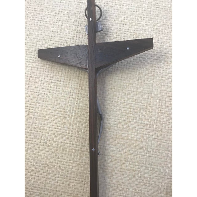 1960s Mid Century Modern Crucifix in Teak and Silver Tone Metal, Italy For Sale - Image 5 of 8