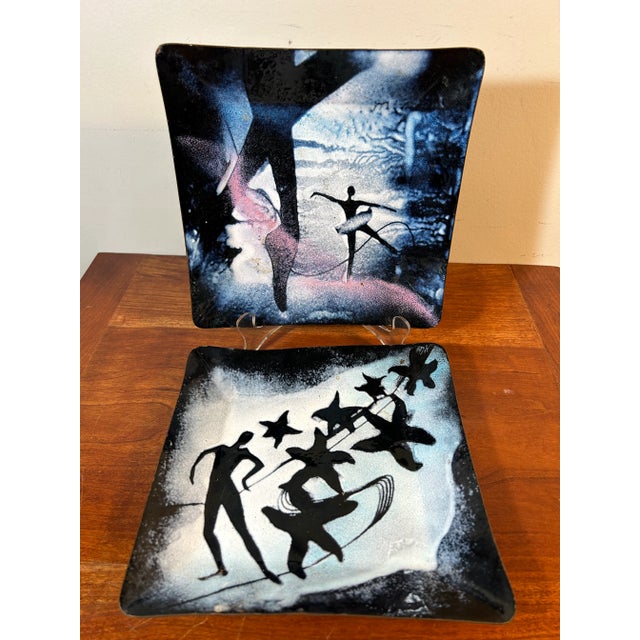 1970s Vintage Pair of Enameled Copper Decorative Plates With Dancers and Stars For Sale - Image 5 of 7