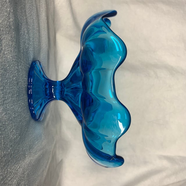 1960s Vintage l.e. Smith Peacock Blue Glass Pedestal Bowl For Sale - Image 5 of 7