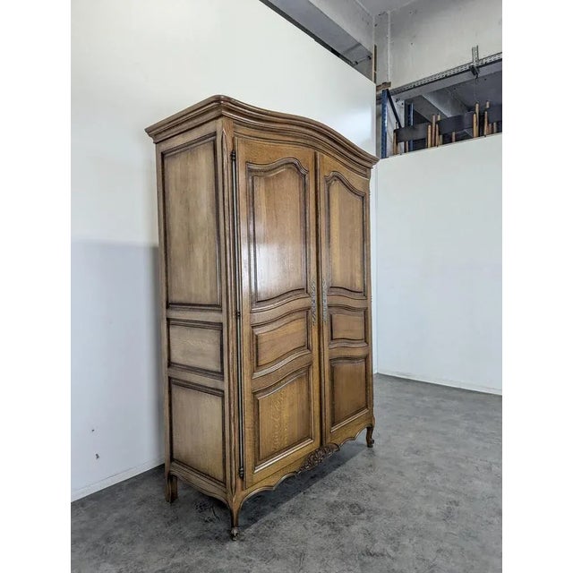 Brown Oak Dressing Cabinet, in Very Good conditions.