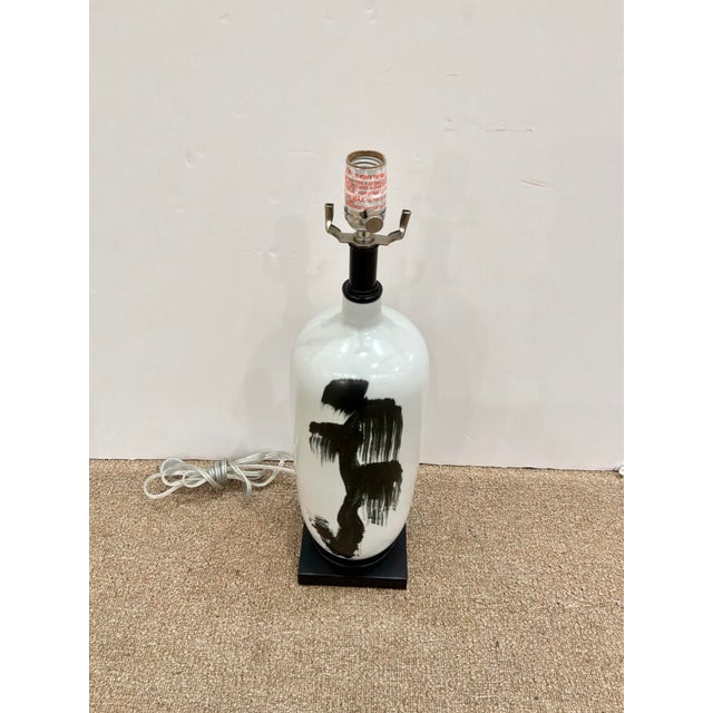 Asian Currey & Co Modern Asian Inspired Black & White Porcelain Lamp. For Sale - Image 3 of 5