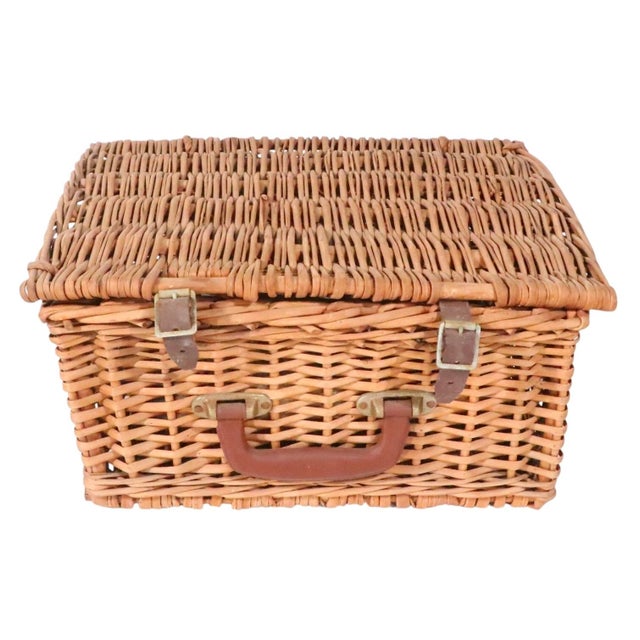 Vintage wicker lunch box, picnic basket, carry case, with hinged lift top. The basket is in good overall condition, the...