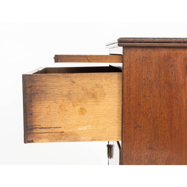 American Federal Walnut Chest of Drawers, Circa 1800 For Sale In New York - Image 6 of 8