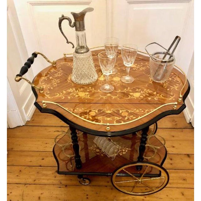 Vintage Colonial Sorrento Farfalla Drop Leaf Serving Trolley with Inlaid Brass Ornaments and Round Hinged Top, 1950s For Sale - Image 3 of 18