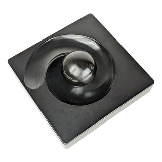 Sculptural Spiros Ashtray in Black Melamine by E. Peduzzi Riva for Artemide, 1968 For Sale