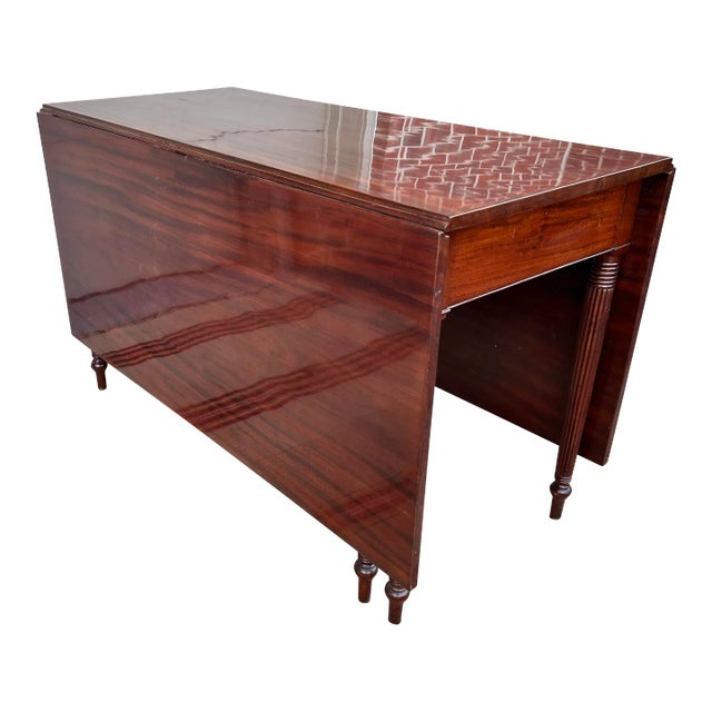 A Very Fine Antique Philadelphia Sheraton Mahogany Drop Leaf Dining Table, Circa 1820s For Sale