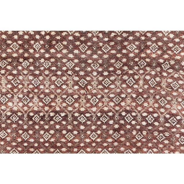 This antique rug embodies the exceptional style of the Malayer weaving center. Its design, color palette and execution...