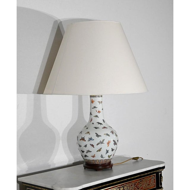 Butterflies Lamp in Chinese Porcelain, 1960 For Sale - Image 4 of 18