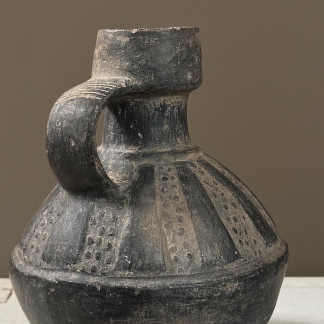 Ex-Museum Pre-Columbian Chimú Blackware Anthropomorphic Vessel With Handle For Sale In Philadelphia - Image 6 of 7