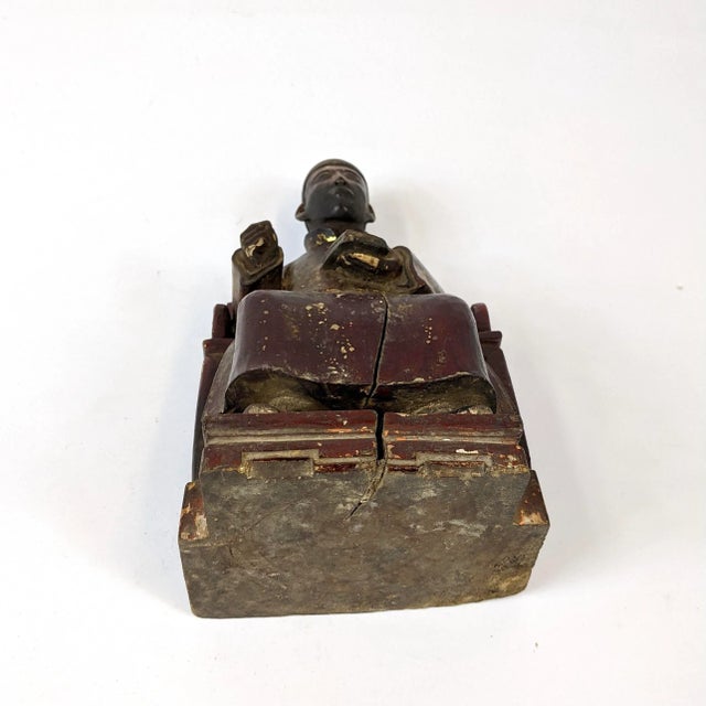 Early 19th Century Chinese Wooden Figurine of a Scholar Holding a Book For Sale - Image 4 of 7