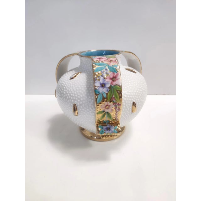 1950s Vintage White and Gold Deruta Earthenware Vase with Multicolored Flowers, Italy, 1950s For Sale - Image 5 of 14