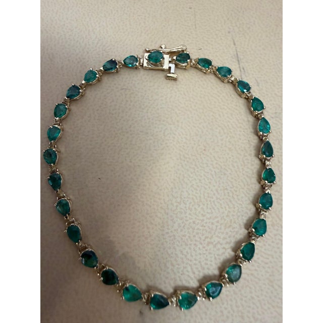 2020s 7 Ct Natural Pear Shape Emerald Cocktail Tennis Bracelet 14 Kt Yellow Gold 7" For Sale - Image 5 of 8