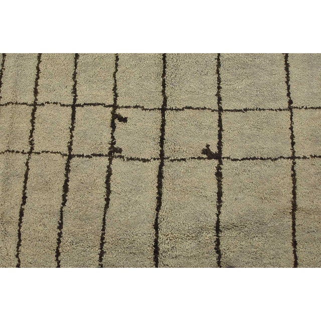 Moroccan Rug 8’2” X 10′ Gray Wool Contemporary Hand-Knotted Carpet For Sale In Philadelphia - Image 6 of 15