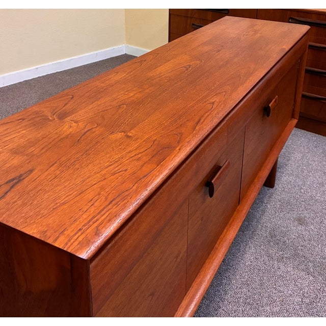 European Mid Century Modern Teak Credenza With Accordion Doors by White & Newton, Uk c.1960 For Sale In San Francisco - Image 6 of 13