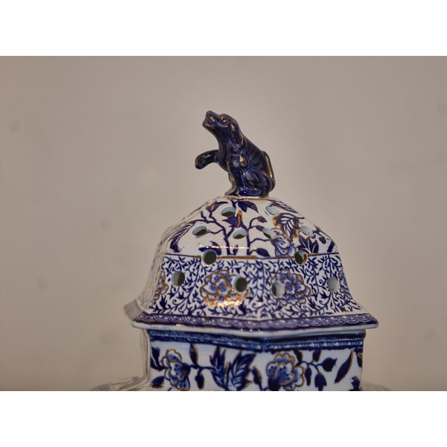 English 19th Century Blue and White Porcelain Lidded Pot Pourri Pots with Dogs For Sale - Image 11 of 12