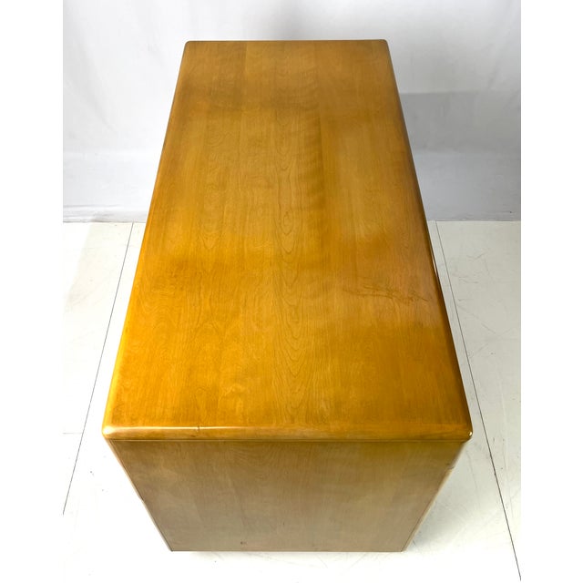 Mid-Century Modern Heywood-Wakefield Solid Birch Kneehole Desk in "Wheat" Finish For Sale - Image 15 of 18