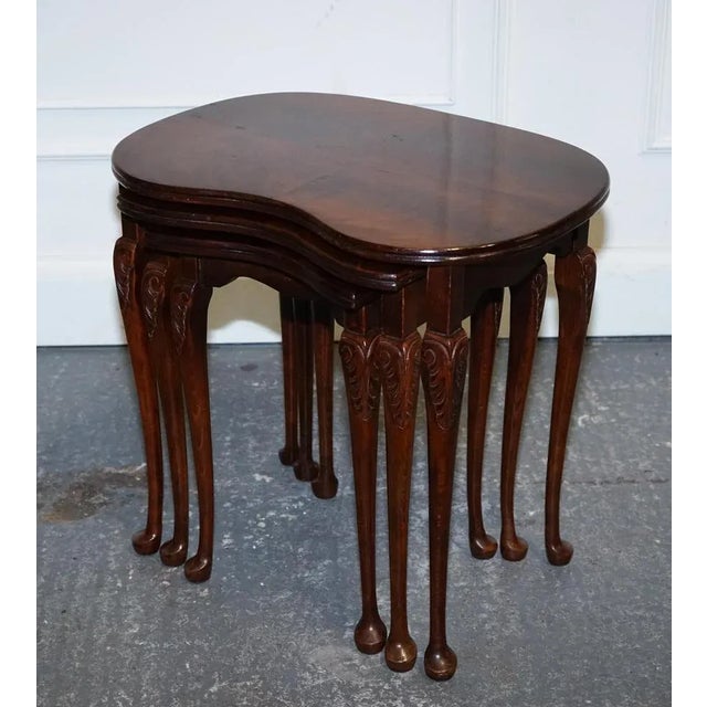Vintage Kidney Shape Flamed Mahogany Nest of Three Tables with Queen Anne Legs, Set of 3 For Sale - Image 3 of 15
