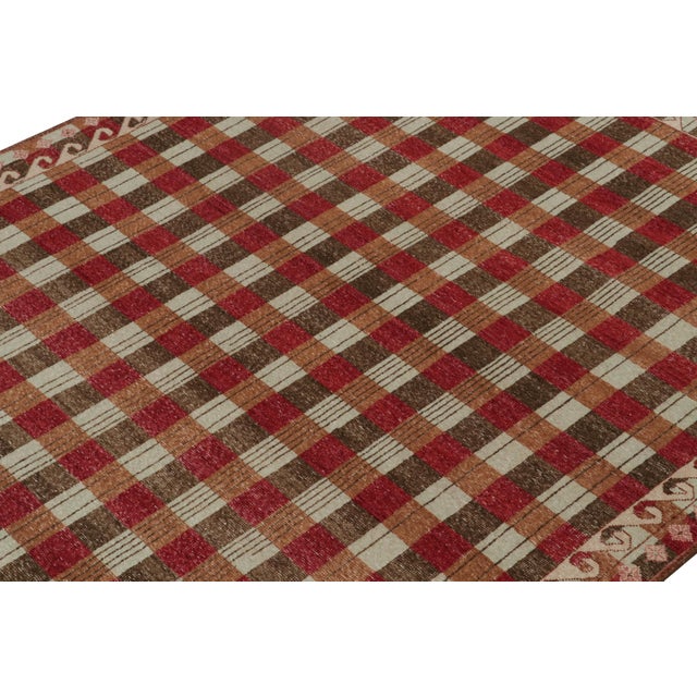 ​​An 8x10 modern rug, hand-knotted in distressed style wool from Rug & Kilim’s Homage Collection. Further on the Design:...