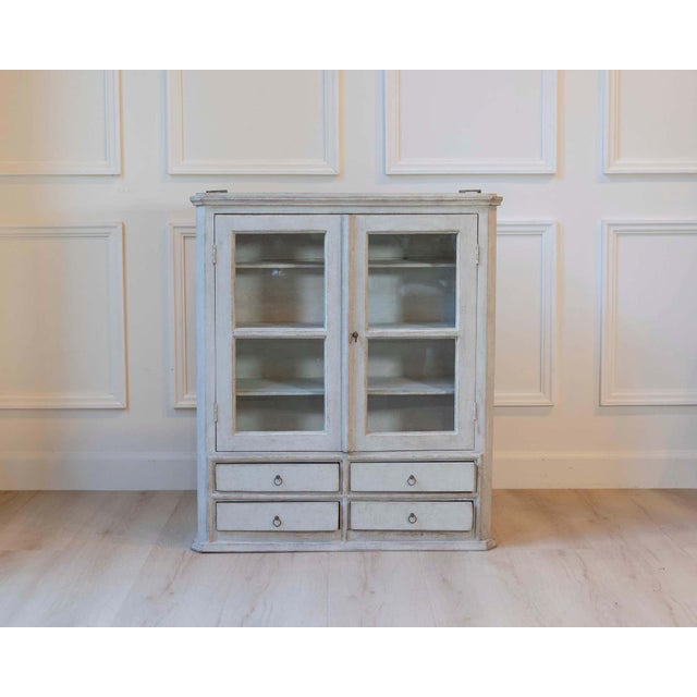 19th Century A hanging cabinet from Sweden with glass doors in grey For Sale In Atlanta - Image 6 of 8